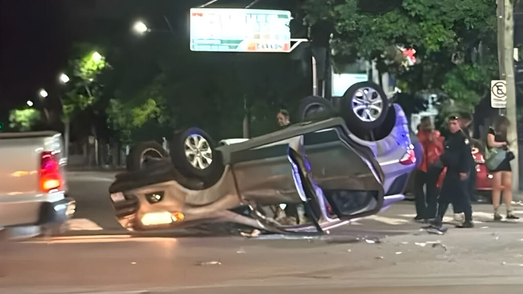 En Santiago del Estero dos heridos tras un fuerte choque y vuelco en plena víspera de Navidad.