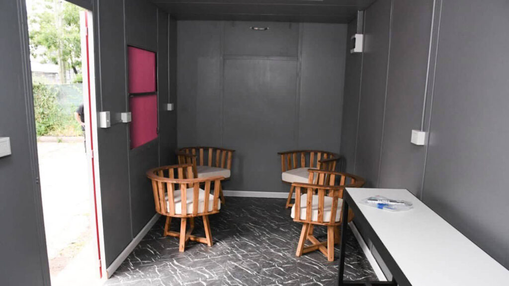 Estación de descanso construido con contenedores para trabajadores de deliverys asociados a una app