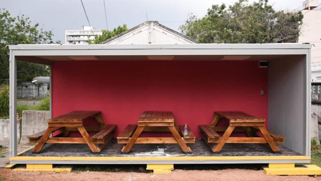 Estación de descanso semicubierta para vendedores de app y trabajadores de deliverys