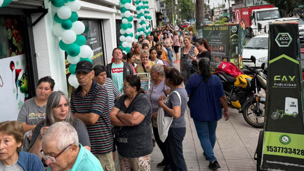 Fila el Día de la Inauguración del Autoservicio Luisito