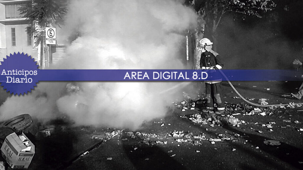 Finalmente llegan los Bomberos Voluntarios para apagar el fuego