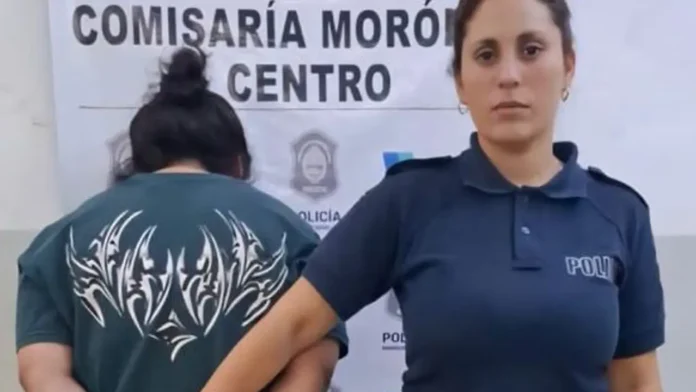 Hoy en Morón una mujer fue grabada vendiendo estupefacientes