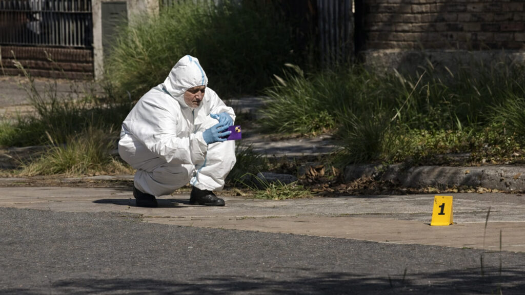 La Policía Científica busca vainas en las inmediaciones de la casa para determinar de que arma salió