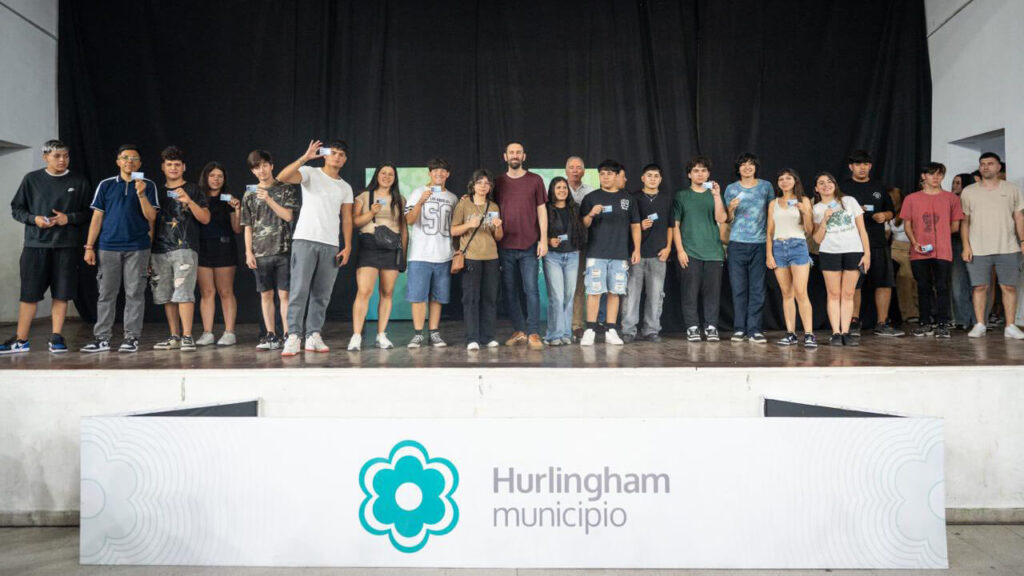 Los nuevos jóvenes conductores en el escenario recibiendo su primera licencia de manos de Damián Selci
