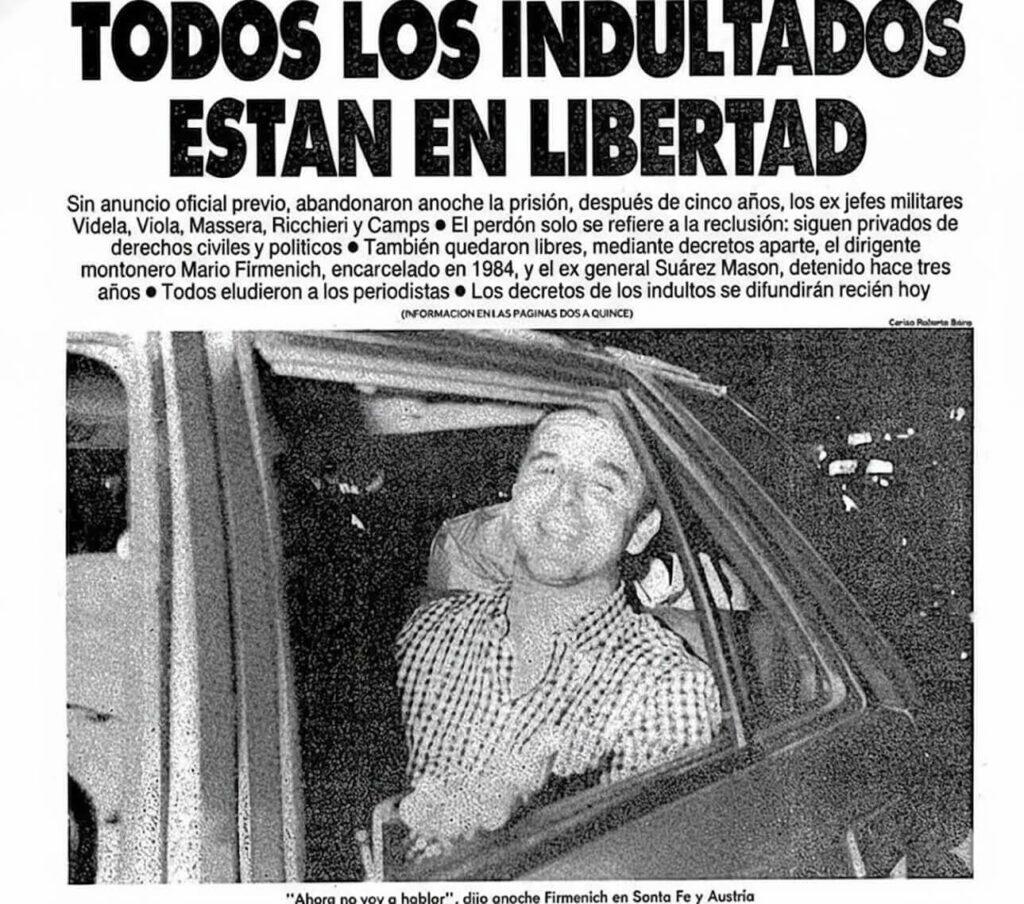 Mario Firmenich sonriente al volver al país
