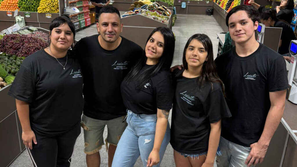 Personal de Autoservicio Luisito de Villa Tesei