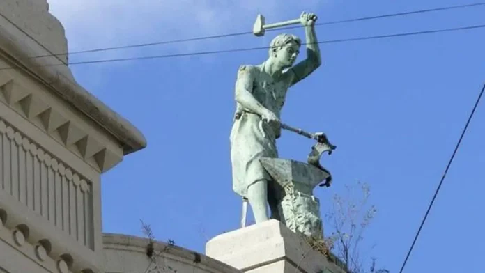 Del edificio El Forjador al Club Museum