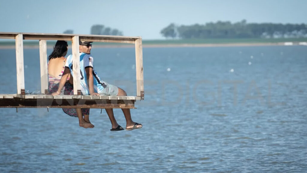 Turistas y locales disfrutan diariamente del paisaje y la Laguna El Chanar