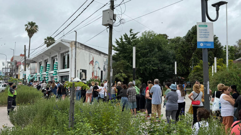 Y más fila el día de la inauguración del Autoservicio Luisito