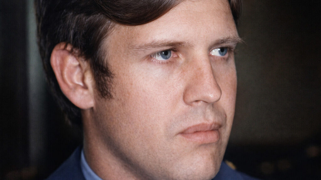 Alfredo Astiz, el Angel de la Muerte que condenó a los doce primeros pioneros por la lucha de los Derechos Humanos y se rindió frente a los ingleses sin disparar