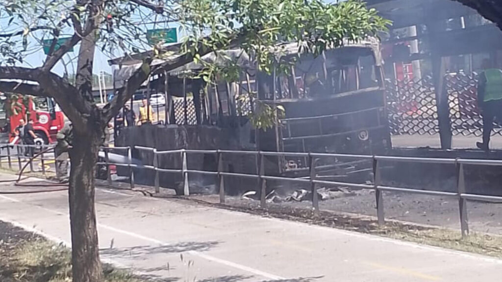 Así quedó el micro de la Empresa Línea 216. No hubo oportunidad de frenar el fuego. No hay heridos.
