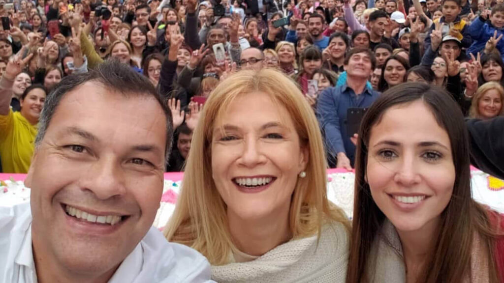 Cuando hacía campaña junto a Verónica Magario y su mujer, Romina Uhrig, por la gobernación de la Provincia de Buenos Aires
