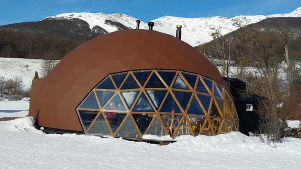 El domo utilizado como base de las actividades que se organizan en el Centro Invernal Nunatak, cerca de Ushuaia, Tierra del Fuego