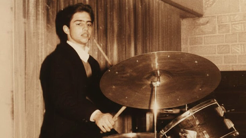 El joven baterista de la banda de Charly García, tan joven como él, un grupo de adolescentes decidios a producir música
