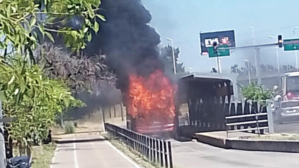 El micro de la Línea 216 se incendia sobre el trayecto del Metrobus pero no hay víctimas