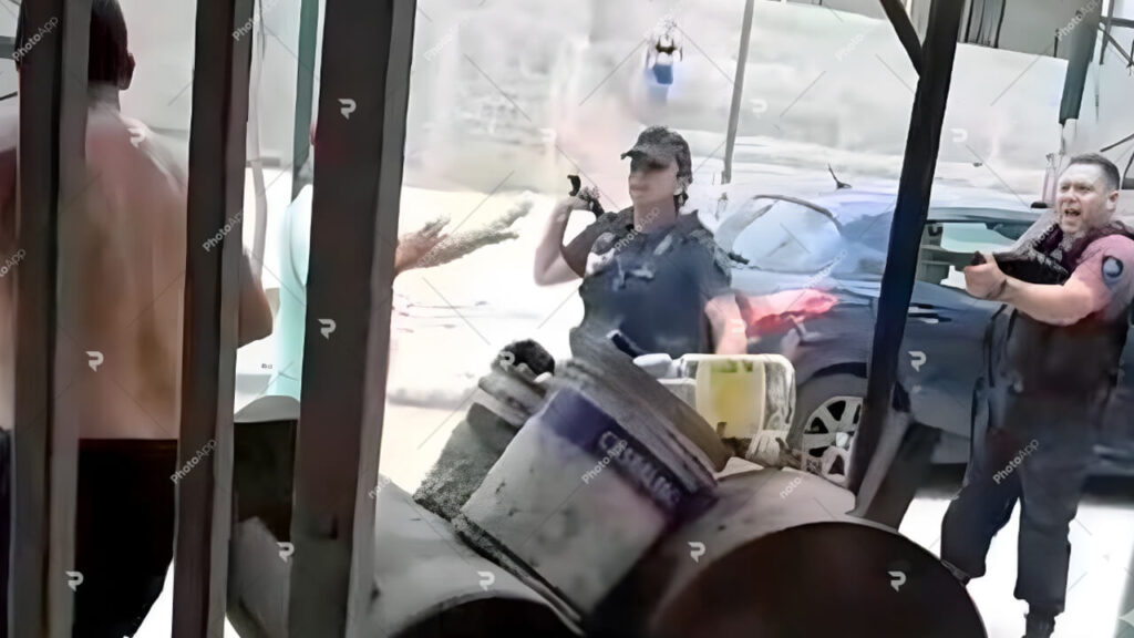 Juan Gabriel González de espaldas antes de recibir el disparo del oficial Darián Miño