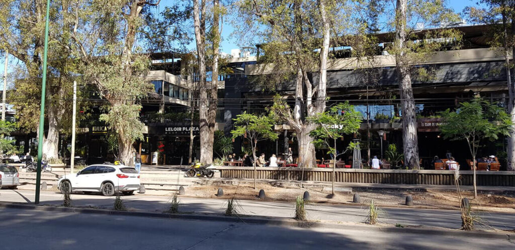 La Avenida Martín Fierro hoy innegablemente hermosa para disfrutar una tarde o una noche en el lugar