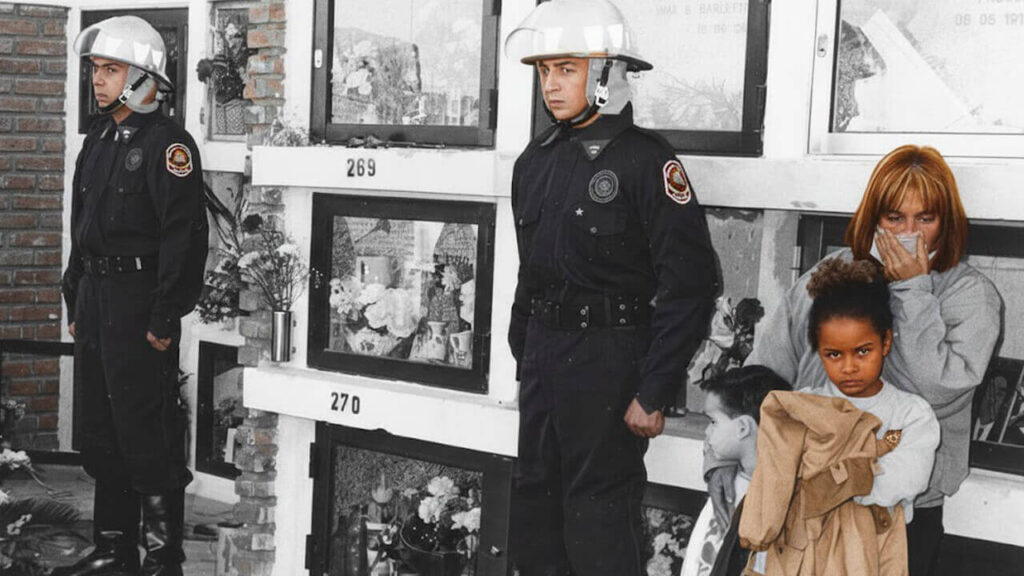 La espera de bomberos y familiares en el Cementerio Municipal