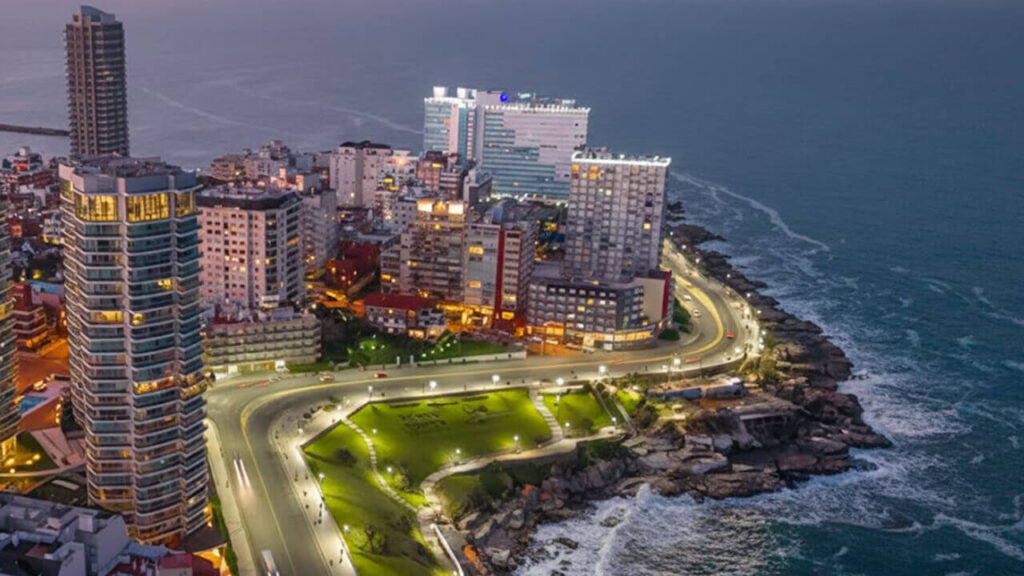 La imponente ciudad de Mar del Plata y todo su recorrido sobre Martínez de Hoz frente al indómito mar