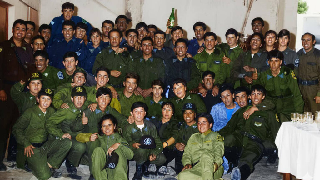 La única foto en que los 25 bomberos están juntos