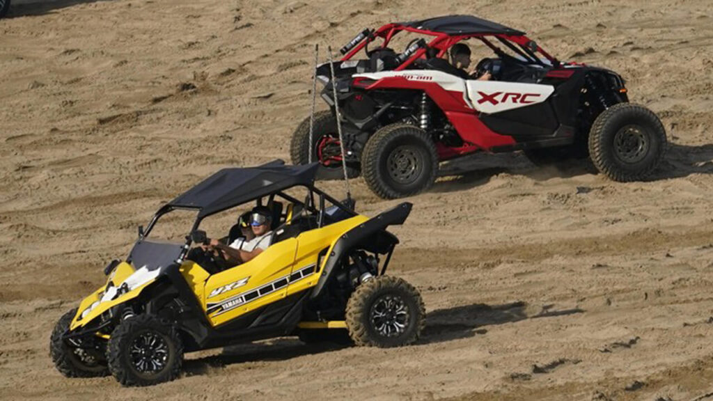 Los UTV se cruzan a velocidad sin casco, solo con antiparras para la arena y no respetan ni las normas de tránsito callejero