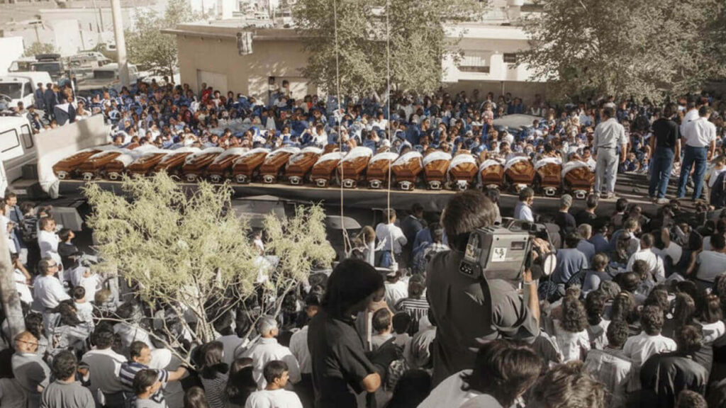 Otra toma de los 25 cuerpos sobre un camión para que el pueblo pueda llorarlos