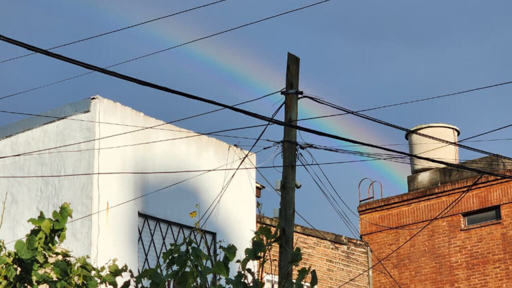 Pero siempre hay una esperanza, porque a pesar del apagón, de la lluvia, al final del día salió el Arco Iris