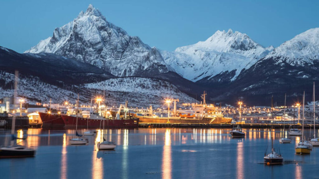 Pura belleza, Usuahia una tardecita de primavera y su muelle con barcos y pequeños yates que pasará a ser una base militar