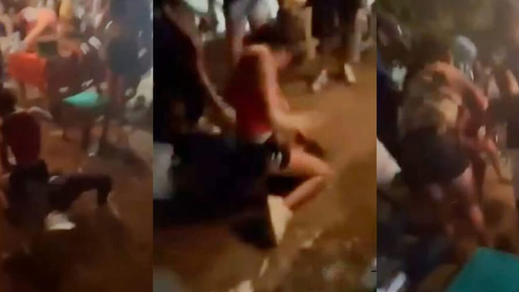 Quimey contra el piso y sobre ella una de las adolescentes que la atacó