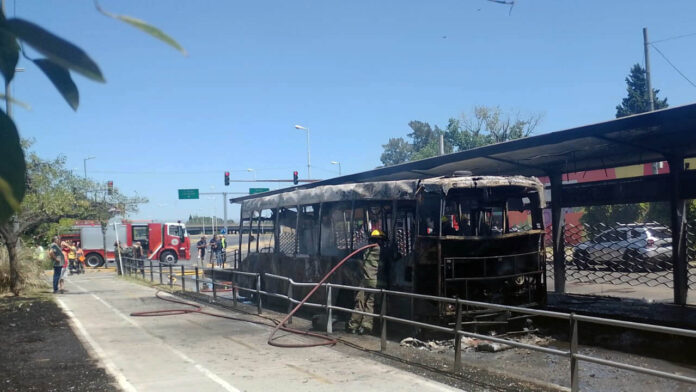 Se incendia un micro en la traza del Metrobus
