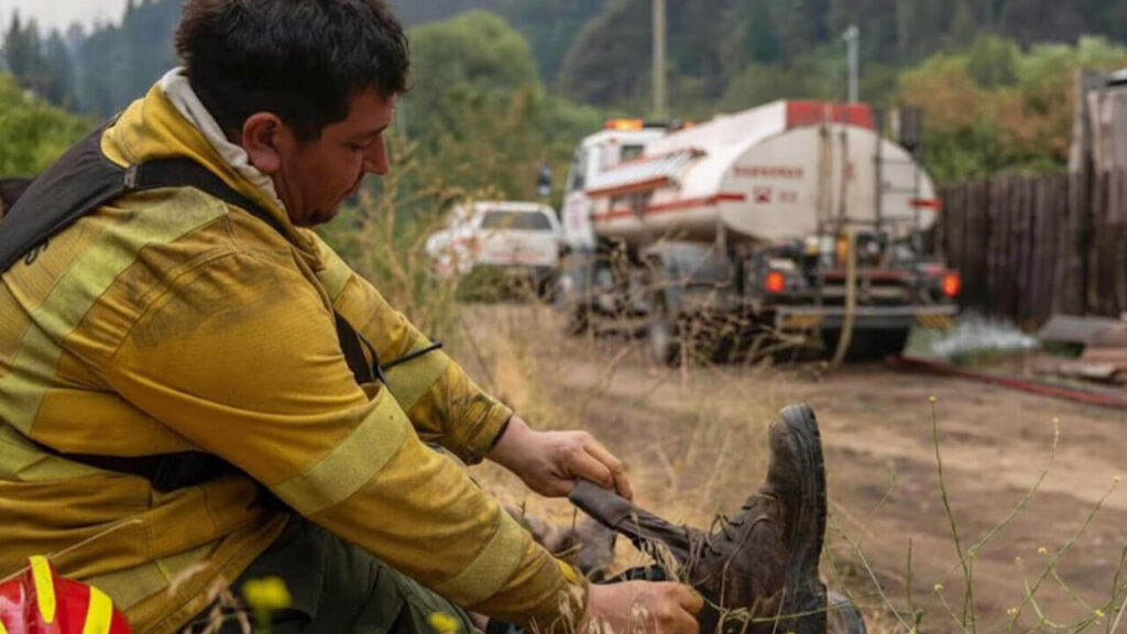 Un brigadista al costado del camino intentando apagar el fuego más allá de si la plata llega o no llega, el amor por la Patria, por la tierra de uno