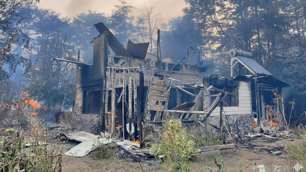 Una de las ciento de casas que destruyó el fuego, y la gente a la deriva y sin saber qué hará en el futuro