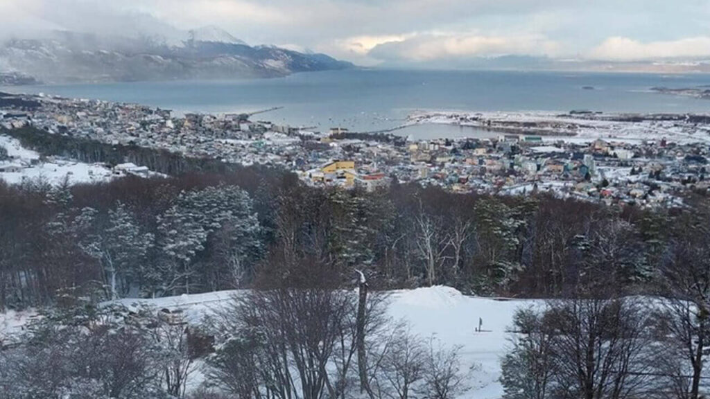 Vista de la ladera, la ciudad y la bahía de Ushuaia desde el hotel Las Hayas