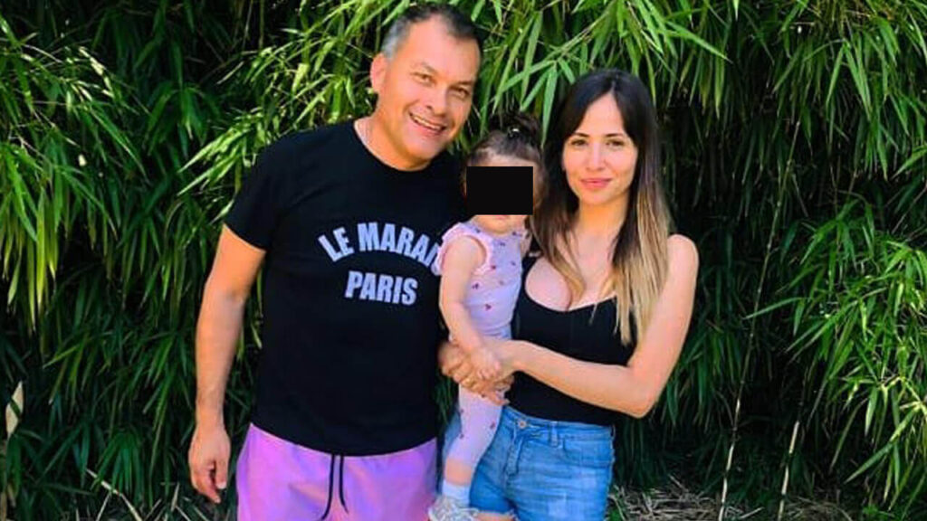 Walter Festa en su casa junto a su señora, Romina Uhrig, y las hija en común que tuvieron. Otros tiempos. Cuando había impunidad y eran felices.
