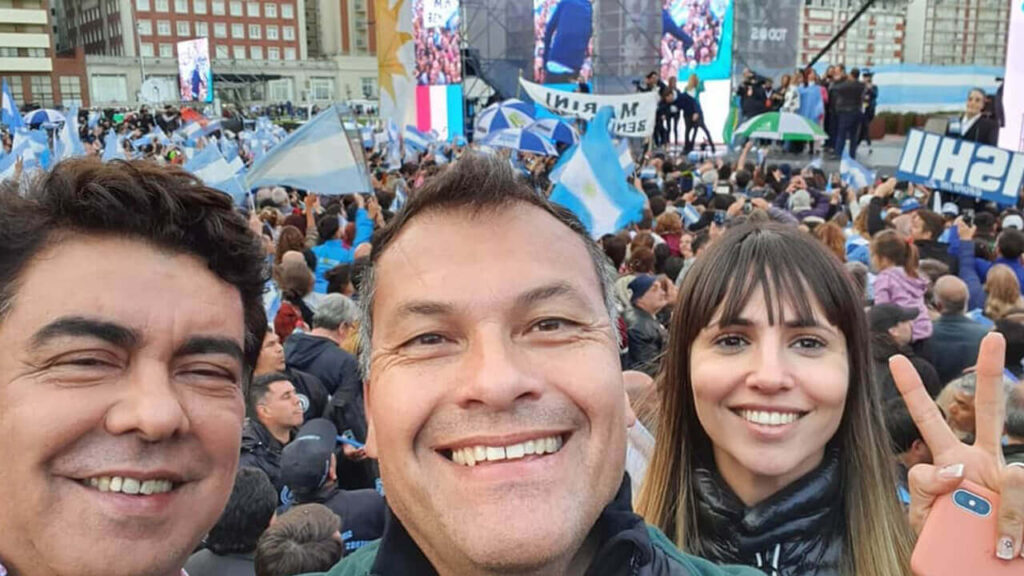 Walter Festa junto a Romina Uhrig y Fernando Espinoza, inendente de La Matanza, en Mar del Plata durante un acto que tuvieron como protagonistas a Cristina y Alberto