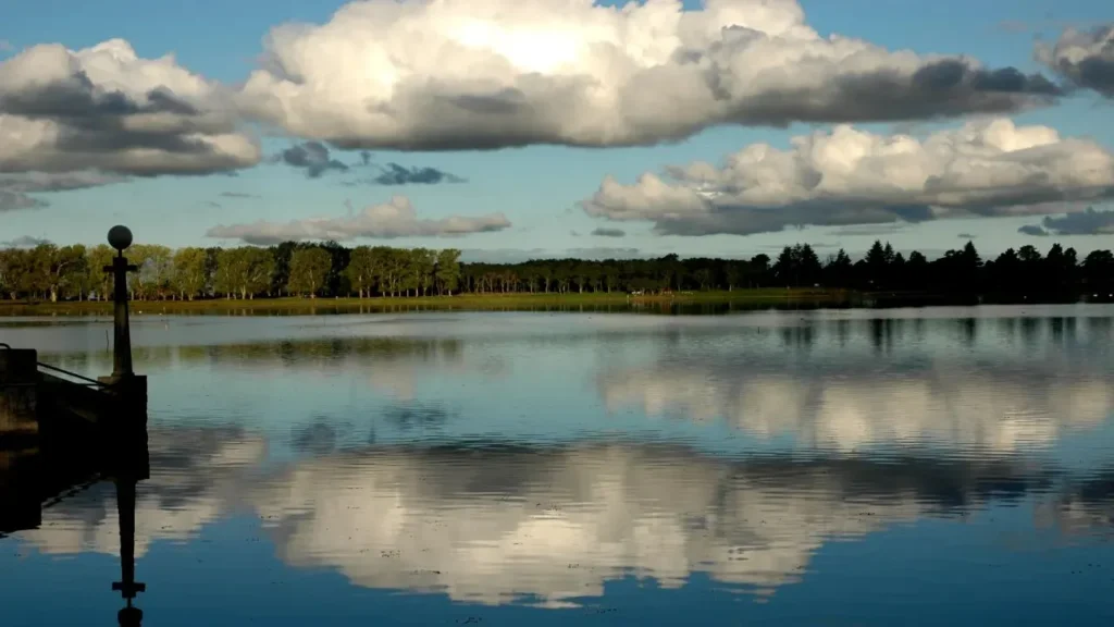 peublos con lagunas y arroyos