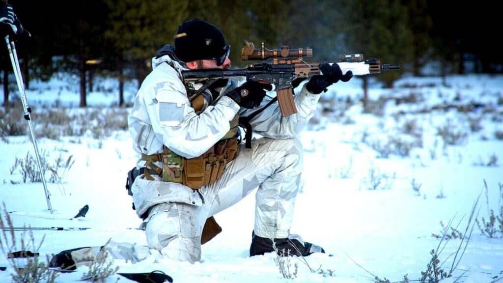 Climas extremos. Un integrante de fuerzas especiales participa en ejercicios de tiro y maniobras tácticas en ambiente invernal, como parte del entrenamiento en condiciones adversas previsto en el sur argentino.