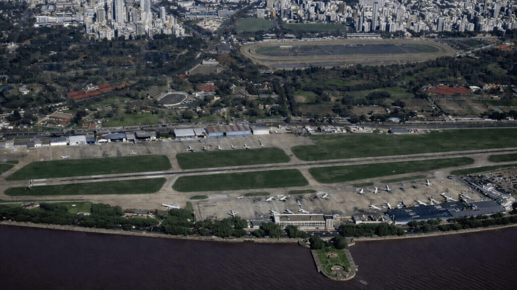 Acá la vista completa, el Río de la Plata, el Aeroparrque, la Avenida Leopoldo Lugones y la Ciudad de Buenos Aires