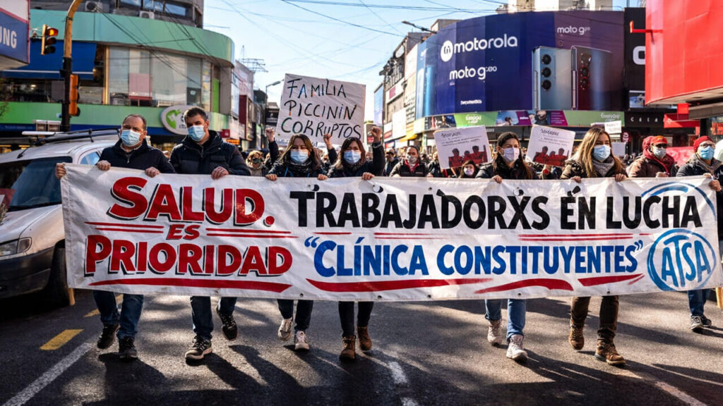 Los trabajadores de la Clínica Constituyentes reclamaron durante tres años posteriores a la pandemia cobrar sus salarios pero hubo pocas respuestas