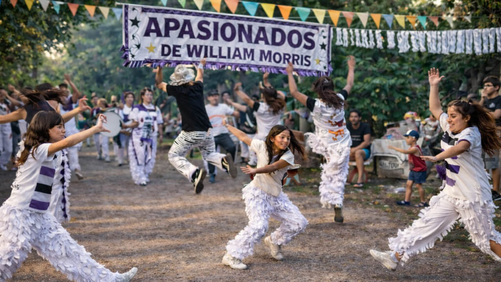 Apasionados de William Morris se destaca por sus vestuarios, percusión y presentaciones grabadas
