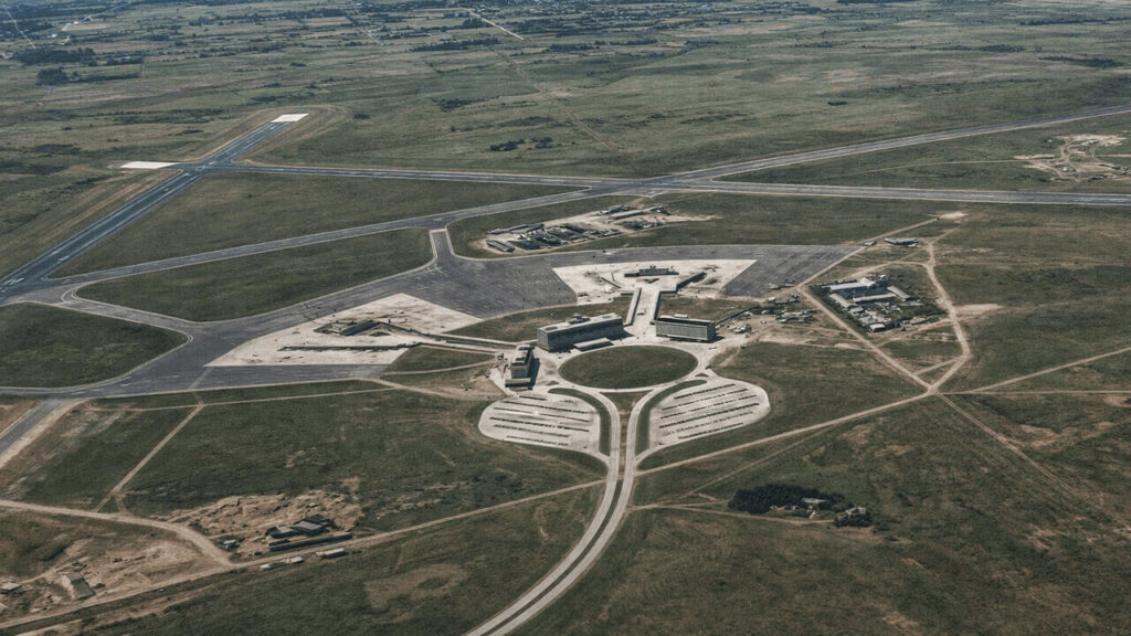 Así fue en los comienzos, el edificio principal y en transporte te llevaban a los aviones que esperaban en la pista alejados de los pasajeros