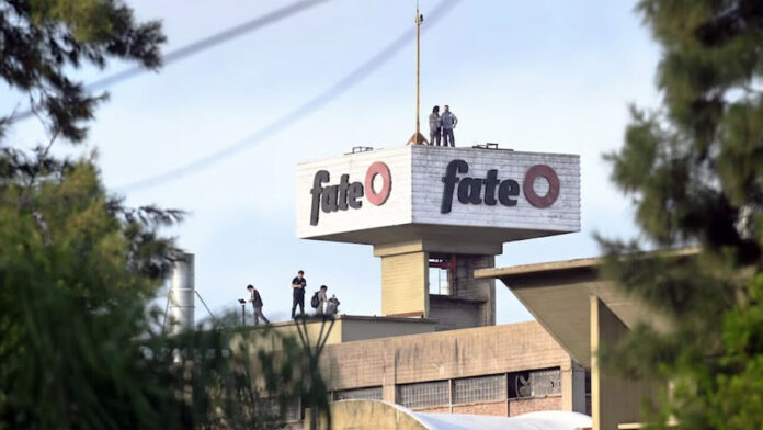 Cierre de FATE hoy 920 despidos, protestas y fuerte operativo en la planta de San Fernando