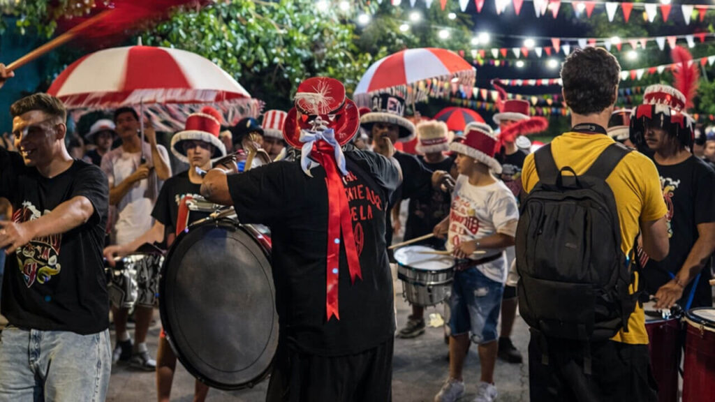 Coloridos Los Inquietos de la 9 y muy activos siempre con una percusión furiosa