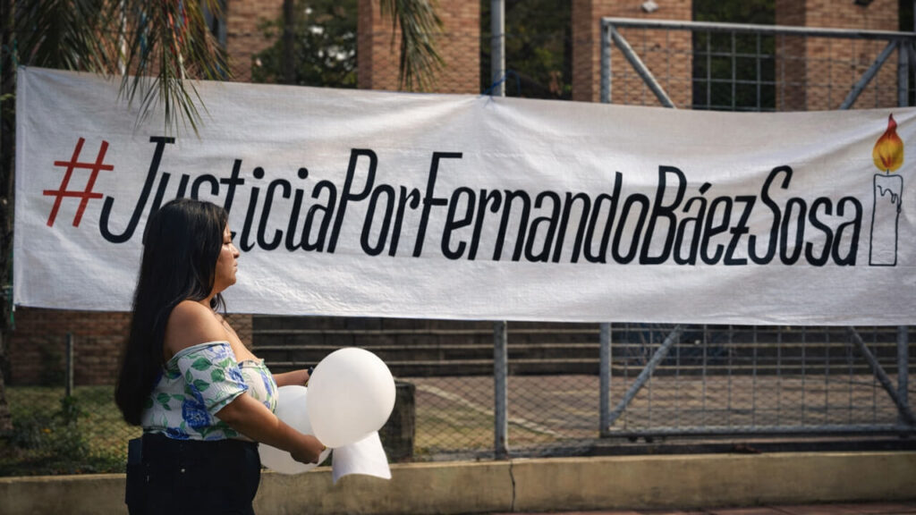 Durante el juicio un cartel con una leyenda explícita que vuelve a resonar