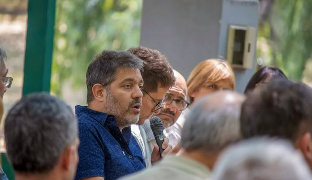 El Ministro del Interior, Carli Bianco conversa con sus compañeros sobre por qué Kicillof tiene que asumir la presidencia del PJ