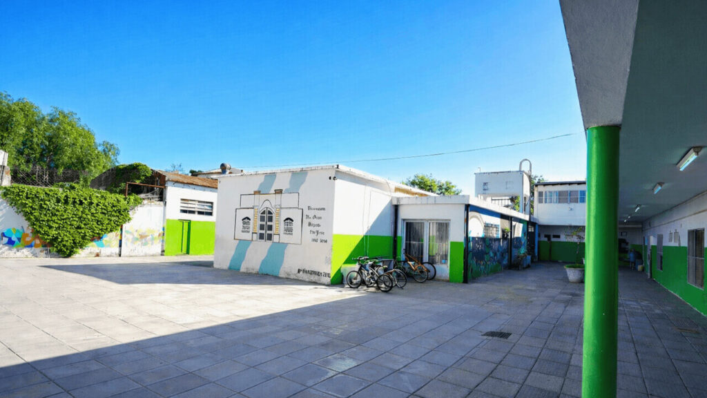 El famoso patio de la escuela, amplio y cómo como ninguno