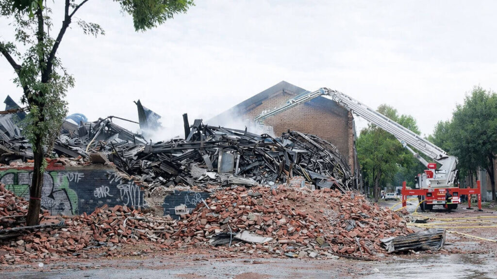El fuego llegó hasta derrumbar el edificio y rodear la zona de escombros