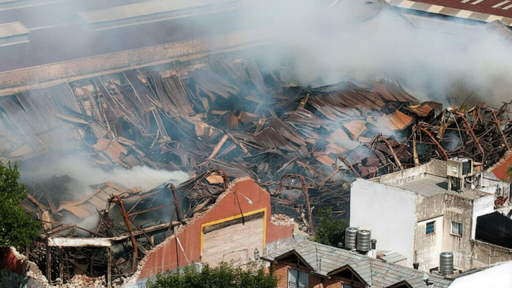 El incendio contralado, debajo los cuerpos de los 10 hombres y mujeres que dieron su vida