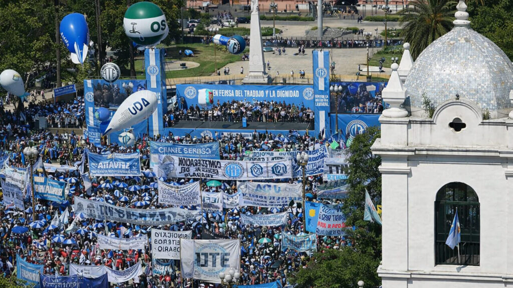 El inicio de la movilización, todos en paz marchando rumbo al Senado Nacional