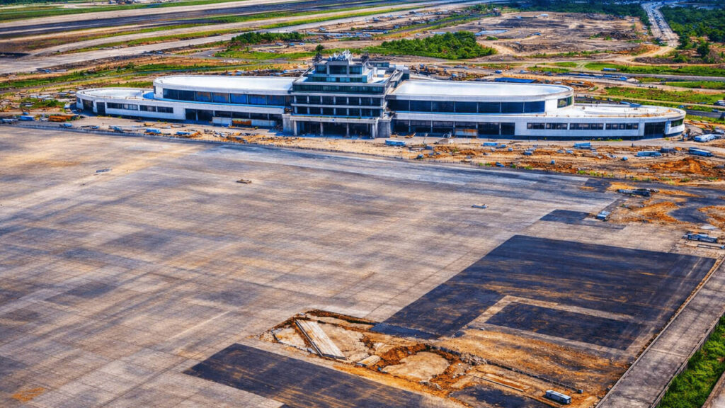 En sus primera épocas, el edificio y la pista original, detrás la pileta y nada más